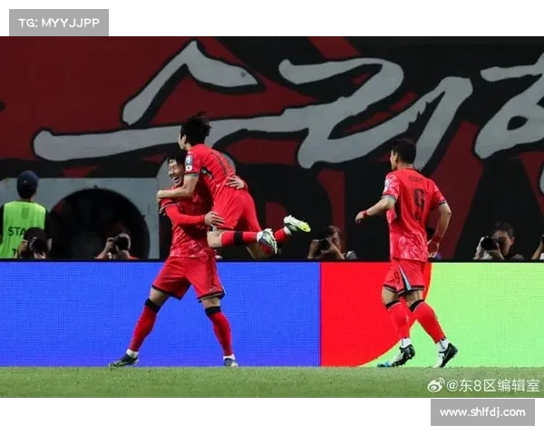 泰国男足在国际友谊赛中击败新加坡队