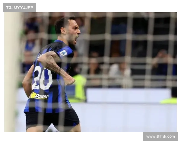 意大利足球甲级联赛卡利亚里维奥拉门前推射打偏